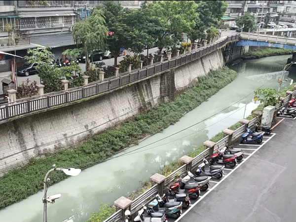 昨天民眾發現中和瓦磘溝被染成白色，拍下貼網質疑發生什麼事。圖／我是永和人臉書社團翻攝