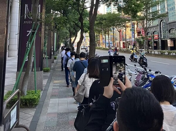 桃園往返台北的9005、9023等國道客運路線上班尖峰時段運能不足,桃園市交通局呼籲主管機關交通部要提出解方。記者朱冠諭/攝影