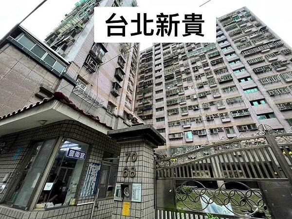 台北新貴社區中元普渡