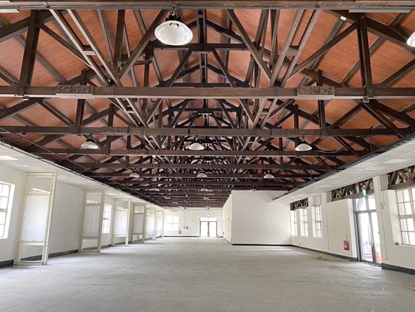 屏東大武營歷史建築園區第一期傘具修護工廠、烘傘房修復工程將於今年底完工，縣府啟動首波招商，隨各建築空間規模，年租金區間為20.9萬至341.2萬元。圖為傘具修護工廠內部空間。圖／屏東縣政府提供