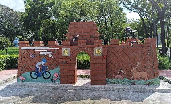 作品《多元塗城》以城牆為型,正面融入自行車及水鹿等元素。圖/台中市政府提供