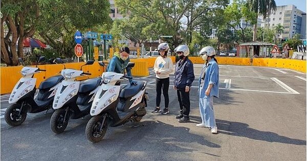 今(112)至明(113)年於考照前至嘉義區監理所轄區立案的駕訓班,參加普通重型機車以下之機車駕駛訓練班,完成駕訓並考領機車駕駛執照者,除可獲得交通部公路總局補助1300元,市府再額外加碼每人補助1300元。圖/交通處提供