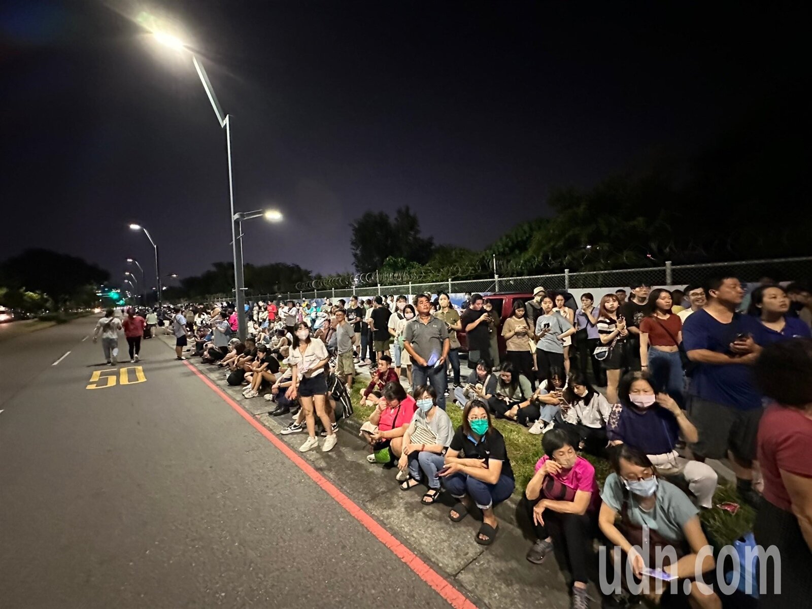 暌違9年,國慶焰火重返台中,今晚9時10分在中央公園搶先試放5分鐘,共施放3吋至6吋超過1500發焰火彈,現場擠滿人潮駐足觀賞。記者劉柏均/攝影