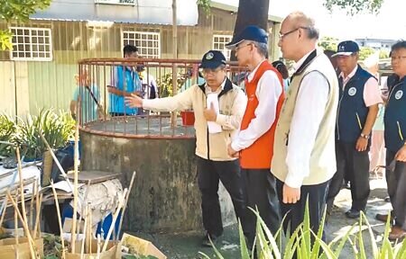 
台南市登革熱疫情嚴峻，環境部長薛富盛（前排中）18日專程南下視察防疫工作。（洪榮志攝）
