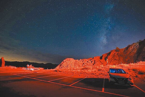 公路總局在台14甲線昆陽段設置的電子告示牌,LED光讓停車場泛紅光,銀河星光顯得黯淡,網友諷「來到火星了」 。(許姓男子提供/楊靜茹南投傳真)