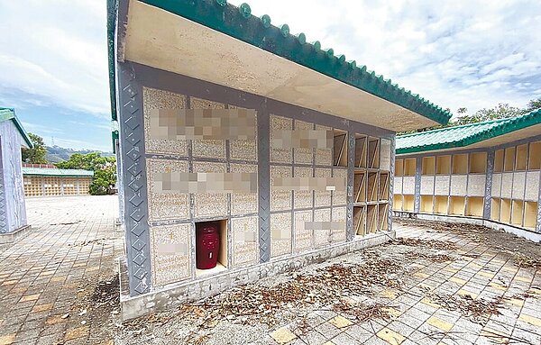 桃園市復興區原住民示範公墓納骨牆,因缺乏管理維護,有多處鏽蝕斑駁。(陳治文提供/呂筱蟬桃園傳真)