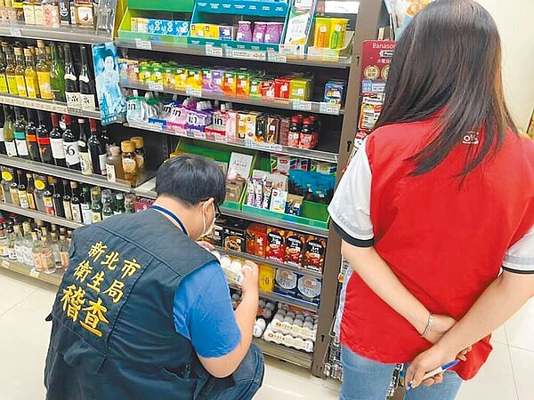 新北等縣市18日針對學校營養午餐的團膳業者展開查察。圖為新北市衛生局18日持續於賣場超市查核生鮮蛋品。(新北市衛生局提供/陳慰慈新北傳真)