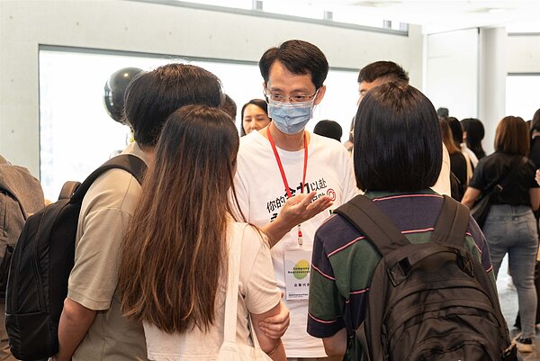 永慶房產集團資訊部協理呂學堯(中)向求職者分享房產領域的數據科學、數據分析如何解決商業問題、以及對市場面的影響。圖/永慶房產集團提供