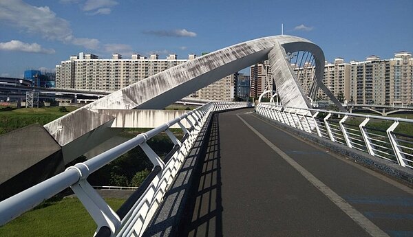 新店陽光橋髒污影響景觀。圖/新北市高灘處提供