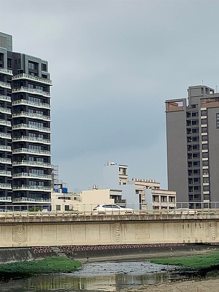 透天外牆與天空顏色融為一體,令人嘖嘖稱奇。圖/截自臉書社團「路上觀察學院」