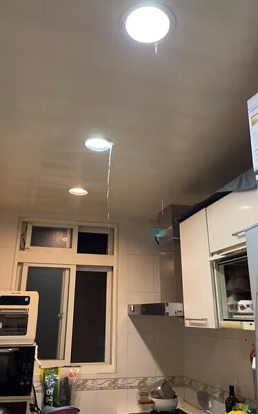 廚房天花板嚴重漏水。 圖/擷自臉書