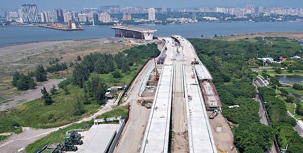 淡北道路、淡江大橋利多，以及淡海新市鎮二期未來將規劃產專區，利多不少，因此近一年來都有五金類、金屬類型的小企業遷到淡水。圖／交通部公路局提供
