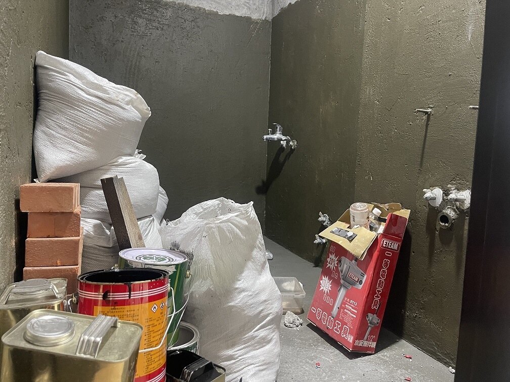 ▼浴室拆除後只塗了一半的油漆,施工廠商竟就人間蒸發。(圖/<a href="https://www.facebook.com/dqpaalan" target="_blank"><span style="color:#000000;">吳翃毅</span></a>提供)