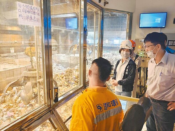 高雄市境內有4座垃圾焚化廠邁入整建、歲修期。圖為高市環保局長張瑞琿(中)視察焚化廠運作情形。(高市環保局提供/柯宗緯高雄傳真)