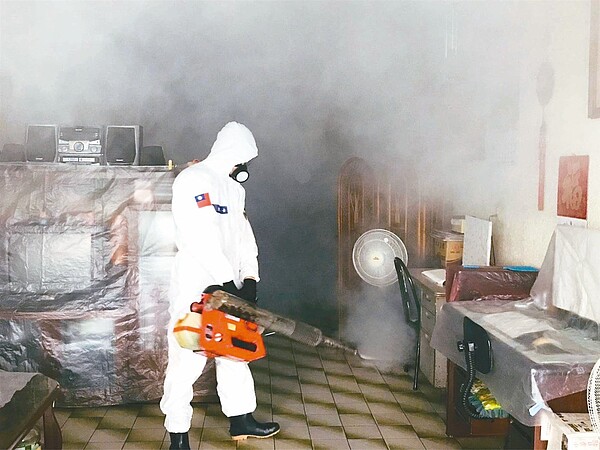 登革熱疫情嚴峻,上周新增2016例登革熱本土病例,個案居住地多集中在台南。圖為台南登革熱熱區噴藥。圖/南市衛生局提供