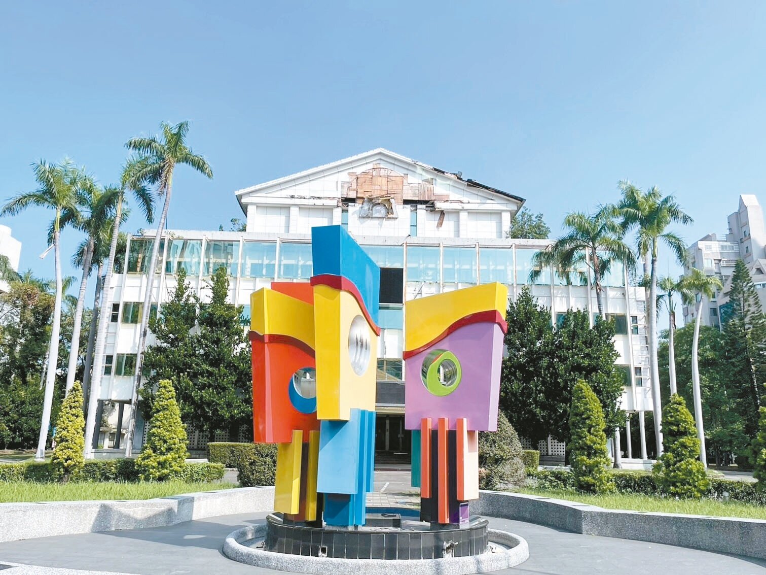 高雄市舊市議會公辦都市更新案,舊議會建築與前方廣場將原貌修復。記者徐如宜/攝影