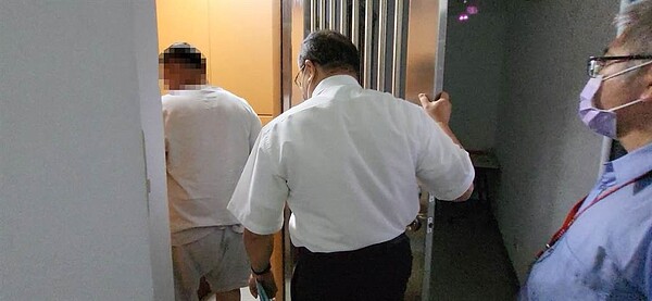 高雄陳姓男子(左)因欠下鉅額賭債,偷偷賣掉媽媽名下不動產出售、獲利上億元後中飽私囊,不但未依法申報贈與稅,還故意轉移財產至太太名下並離婚,法務部行政執行署高雄分署執行官向法院聲請對陳男管收三個月獲准,強力執行達2800萬元。(法務部行政執行署高雄分署提供/袁庭堯高雄傳真)