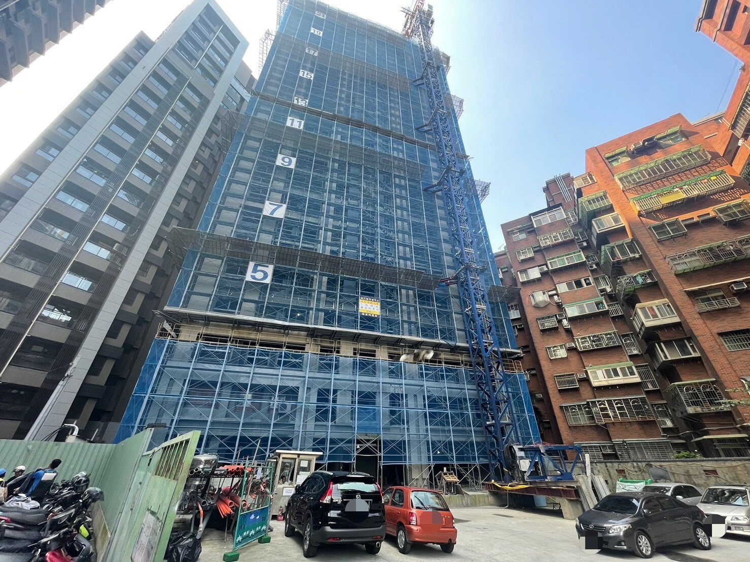 發生意外的新建工地大樓。記者黃子騰/翻攝