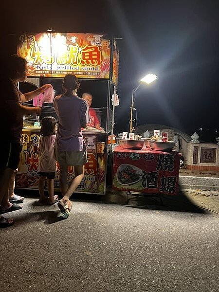 有網友表示,夜裡在一座墓園前,看見有一攤賣烤魷魚、燒酒螺的小攤。 圖擷自臉書