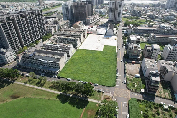 高雄市地政局舉辦今年第3季開發區土地標售,共標出8標8筆土地,合計標售金額21億328萬餘元。圖/高雄市地政局提供