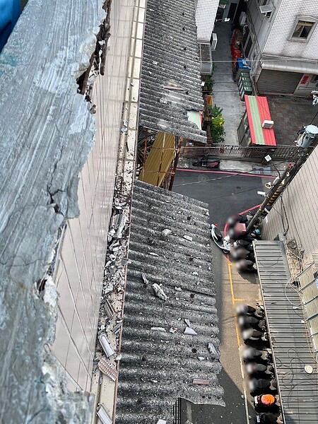 新北市新莊區中正路742巷內一棟舊公寓5樓頂,女兒牆水泥剝落,砸中賓士車,所幸沒有人受傷。記者曾伯愷/翻攝