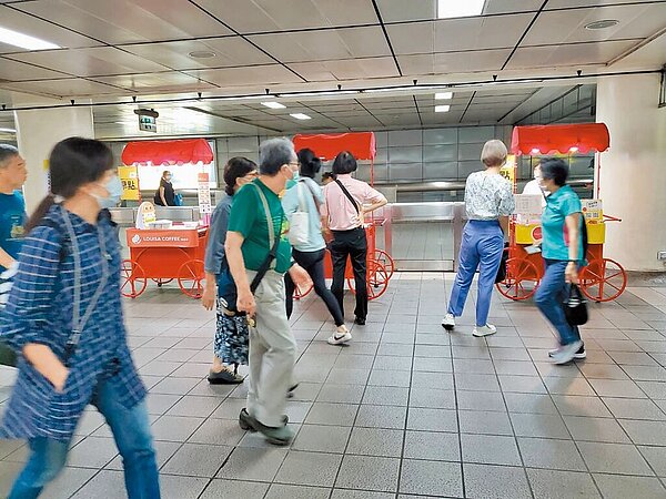 台北捷運公司9月1日在捷運站內推出「早餐生活節」活動,增加捷運商機,不過,台北市議員秦慧珠質疑,活動總共花費145萬元,但租金收入卻只有41萬元注定賠錢。(台北捷運公司提供/丁上程台北傳真)