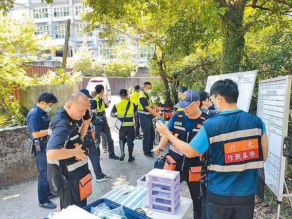 新北市府消防局20日上午11時38分接獲報案指稱,瑞芳區三爪子坑路,坑子內山往基隆萬壽山區,有多人遭蜂螫,派遣20車、51人前往救援。(新北消防局提供)