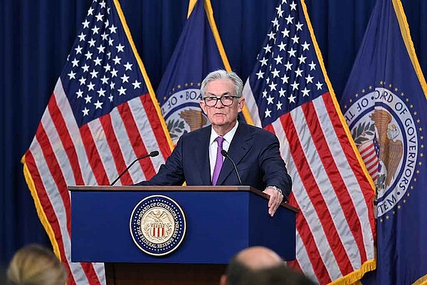 聯準會9月不對利率進行調整,主席鮑爾(Jerome Powell)表示,仍可能進一步升息。(圖/聯準會網站)