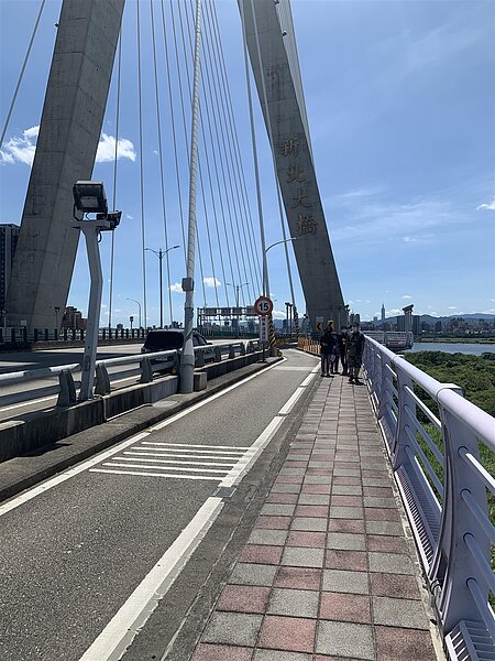 新北市三重區新北大橋多年來因路幅窄,車禍頻傳,被網友稱「死亡閃電彎」。圖/新北市交通局提供