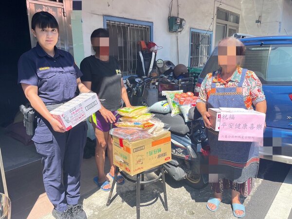 見發生火災的住戶生活貧苦，那瑪夏員警發揮愛心送物資。圖／六龜分局提供