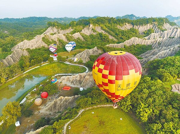 高市觀光局舉辦的熱氣球活動，將於本周六登場，從高空俯瞰月世界獨特地景全貌，別有一番感受。（高市觀光局提供／柯宗緯高雄傳真）