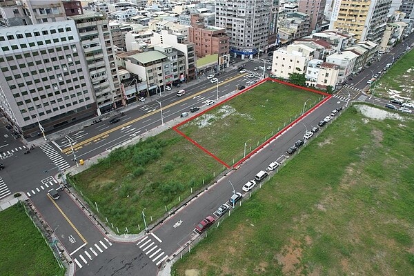 友友事業以每坪168萬元,標得高雄火車站生活圈的第71期重劃區545.16坪「商五」土地(紅色範圍)。圖/高雄地政局提供