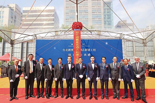 台北國賓皇宮酒店20日舉行動土典禮，仰德集團董事長許育瑞（左六）與東京皇宮酒店社長吉原大介（左七）親自率團隊主持。圖／國賓飯店提供