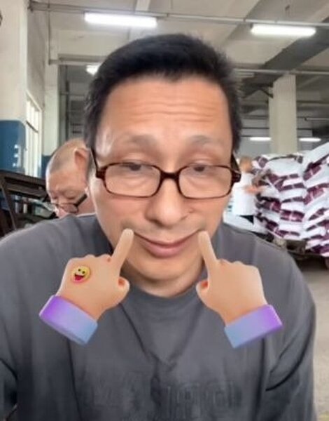 直播間裡的「老年主播」反引起網友關注。圖/取自橙柿互動·都市快報