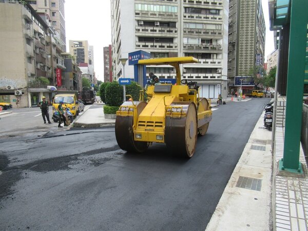 敦化南路1段232巷日前進行路面刨鋪工程。圖／台北市政府新工處提供