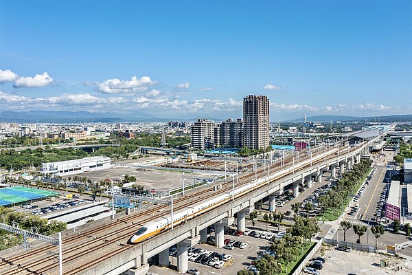 台中高鐵站正前方達麗「新高鐵」，基地4,584坪，規劃1,700坪中庭綠地。業者提供