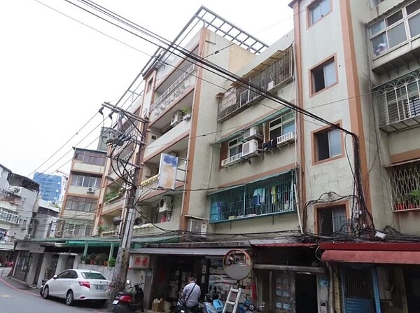 新店百忍街為第1案通過防災都更2.0案件,更新前為屋齡近50年的海砂屋。圖/新北市城鄉局提供