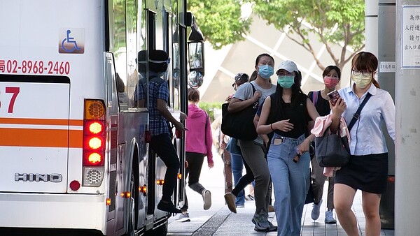 配合23日補班日，新北市公車將依平日通勤班表營運。新北市政府提供