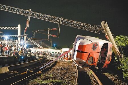 2018年普悠瑪事故造成18死,過了5年,檢警再次審視車廂,竟又找出13塊骸骨。(本報資料照片)