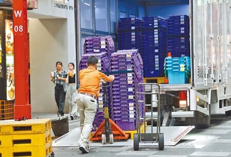 行政院21日通過勞動部擬具的《最低工資法》草案,將消費者物價指數納入應參採指標,並列出10項得參採指標。圖為物流人員為商家送貨。(本報資料照片)