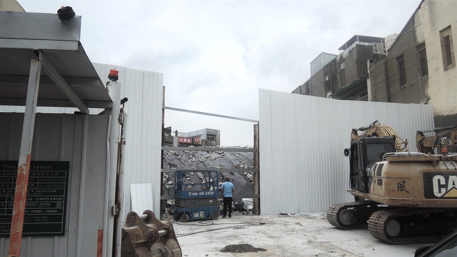 浴火後的彰化喬友大樓,近日已由縣府拆除完成,15層樓夷為平地,工程單位也搭設大型圍籬,以免拆除下來的混凝土、鋼筋等廢棄物影響環境衛生。記者劉明岩/攝影