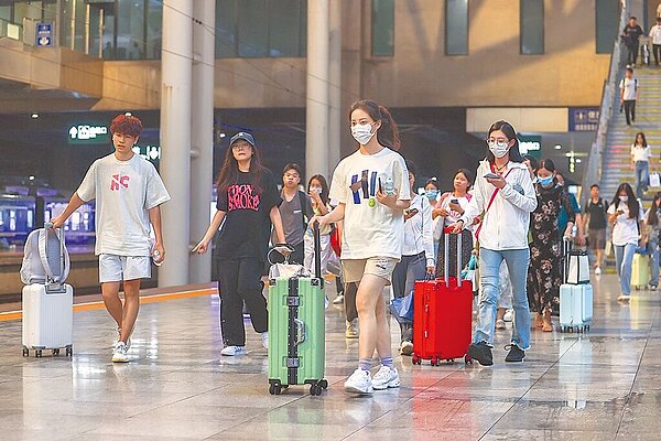 美團表示，在雙節合一、杭州亞運等多重需求交織下，今年即將到來的「十一」假期，有望成為五年來最火的黃金周。圖／中新社
