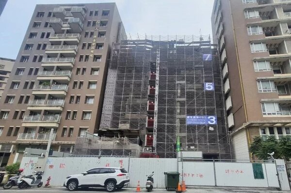 新竹縣竹北市某處工地，21日上午9時許發生工安意外，一名工人從8樓墜落至1樓。圖／讀者提供
