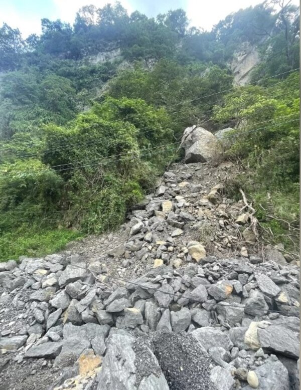 連接那瑪夏與甲仙的台29臨11線便道8K+200路旁邊坡半山腰卡著一顆直徑5公尺的巨石。記者蔡世偉／攝影
