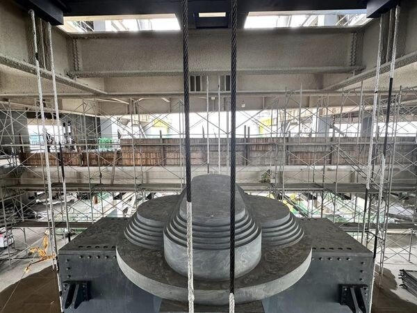 ▼「台中之鑽」的阻尼器外觀設計成台中商銀的商標形狀。(圖/余曉嵐提供)