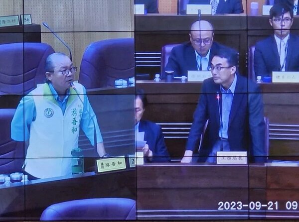 游吾和議員關心航空城開發案民眾什麼時候可以重建家園。圖/桃園市議會質詢畫面