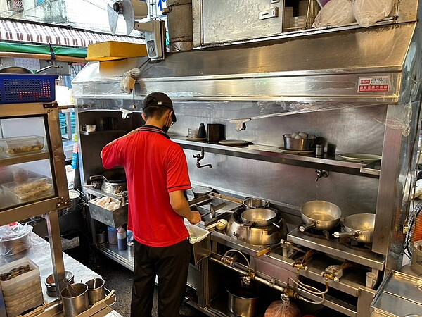 高市衛生局到南華夜市店家稽查採檢。圖/高市衛生局提供