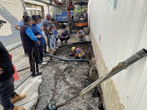 新竹市和平路發生某建案工地施工期間造成基地旁道路下方自來水管線、瓦斯管線洩漏，連帶造成地層輕微下陷，市府相關單位獲報到場了解。圖／竹市府提供