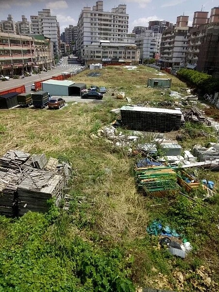 921地震時，太平新坪生活公園社區大樓全倒，住戶組成自救會，抗議都更建商堆置廢棄土石，將提告建商背信、侵占。圖／住戶代表陳惠澤提供
