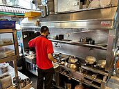 到高雄「這夜市」用餐狂吐瀉　情侶食物中毒